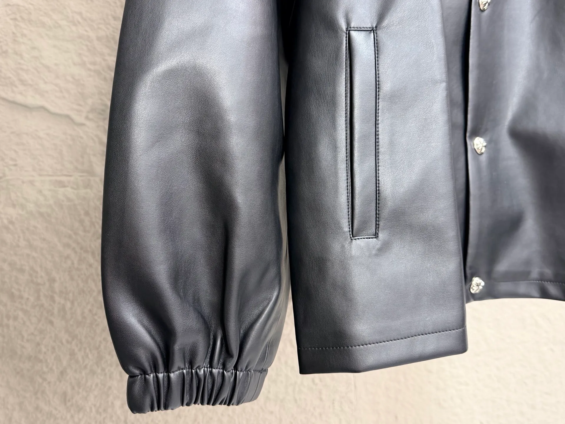 CH/Cro Heart Hardware Cross Snap Button Leather Jacket ●"Originally purchased for 84300, 1:1Quality" ●The fabric is made of Black litchi pattern two-layer Cowhide Leather material, customized silk jacquard logo lining, embroidery is processed using TAJIMA machine, appliqué embroidery technology, and the back is shaped by an imported template machine. ●Customized Genuine Leather trademark, customized Genuine Leather Size, customized 5.8cm metal logo, customized 18mm four-button buckle, customized 18mm two-button buckle ●Full set of three-standard accessories are available. Size: S M L XL
